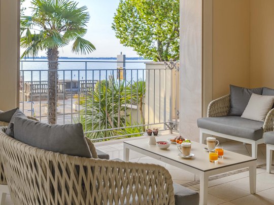 Hotel con vista sul Lago di Garda: Lounge Bar & Terrace Hotel con vista sul Lago di Garda: Lounge Bar & Terrace