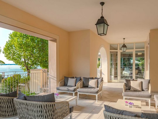 Hotel con vista sul Lago di Garda: Lounge Bar & Terrace Hotel con vista sul Lago di Garda: Lounge Bar & Terrace