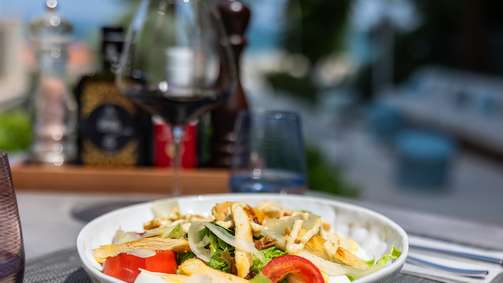 Hotel with pool on Lake Garda: our pool bar