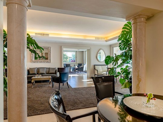 Hotel con vista sul Lago di Garda: Lounge Bar & Terrace Hotel con vista sul Lago di Garda: Lounge Bar & Terrace