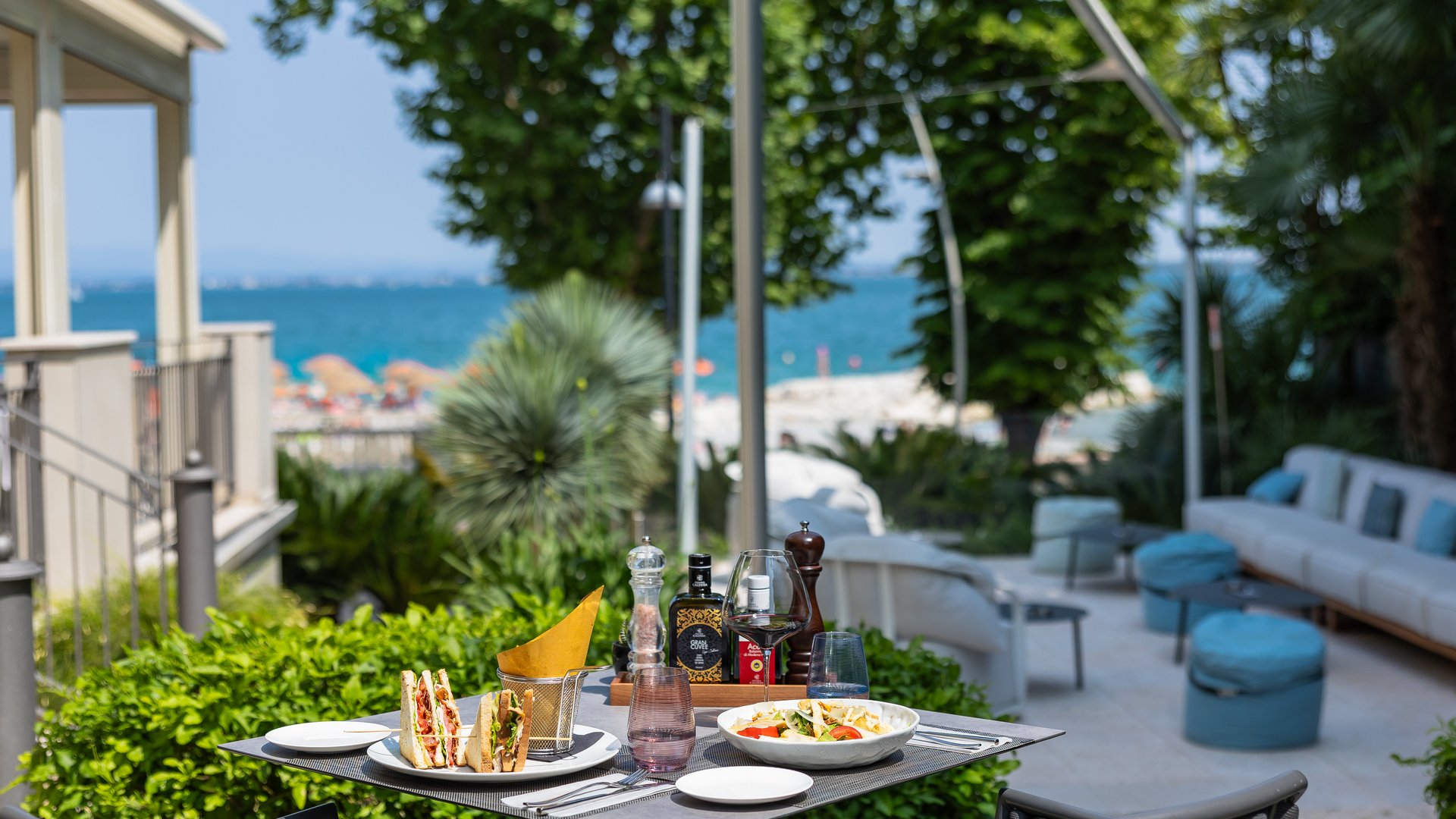 Hotel mit Pool am Gardasee: unsere Pool Bar Hotel mit Pool am Gardasee: unsere Pool Bar